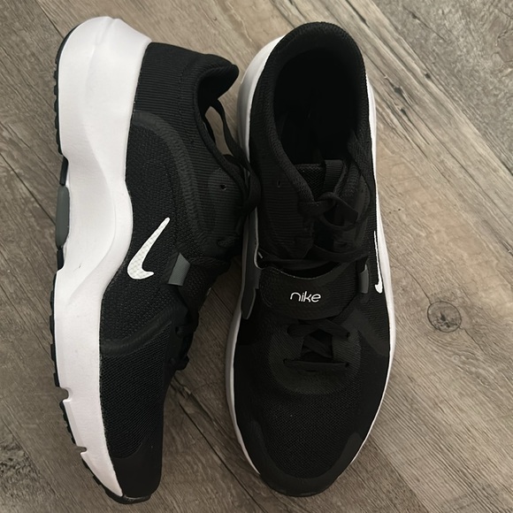 New Nike shoes - Picture 3 of 4